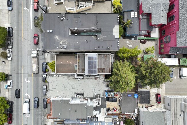Building Photo - 1076 S Van Ness Ave