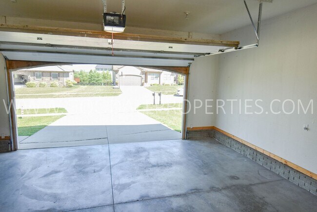 Building Photo - Beautiful 4 Bedroom in Waukee