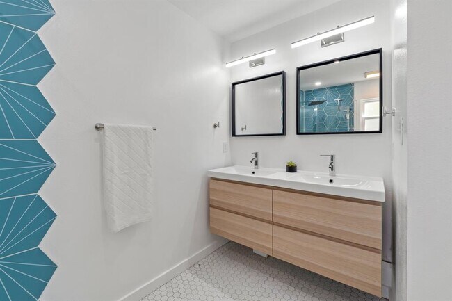 Building Photo - 1113 S Meadows Dr