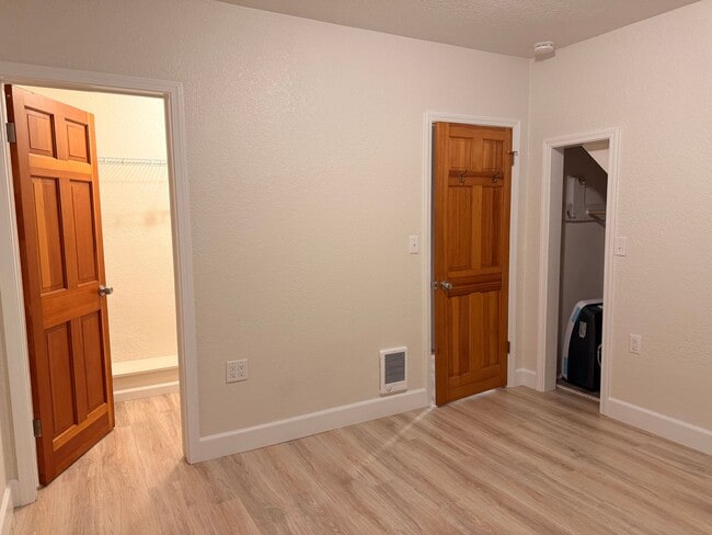 Building Photo - Downtown CDA with Shop!