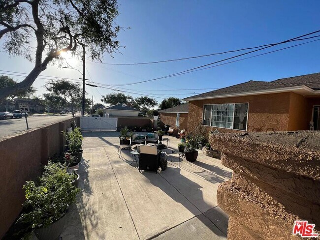 Building Photo - 17039 Crenshaw Blvd