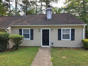 Building Photo - Charming 2-Bedroom Duplex in the Heart of ...