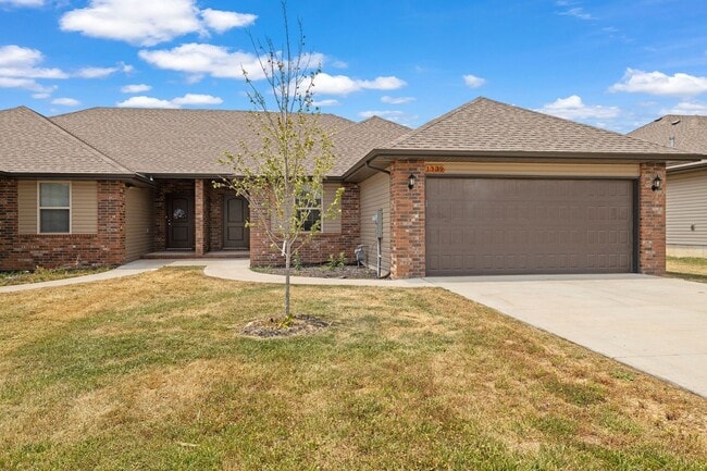 Primary Photo - Three bedroom duplex available in Republic!