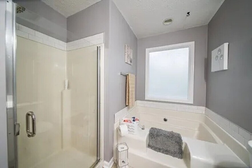 Building Photo - 5208 Spinnaker Ct