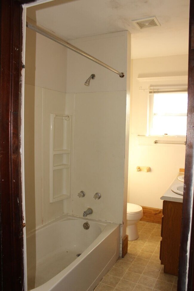 Building Photo - Close to Campus: Dishwasher and Washer/Dryer Included