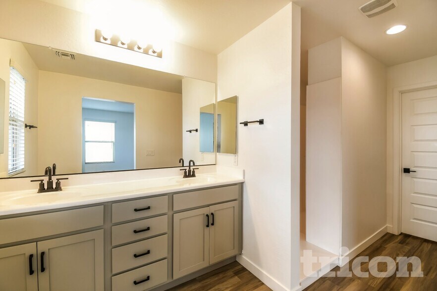 Building Photo - 4764 S Mole