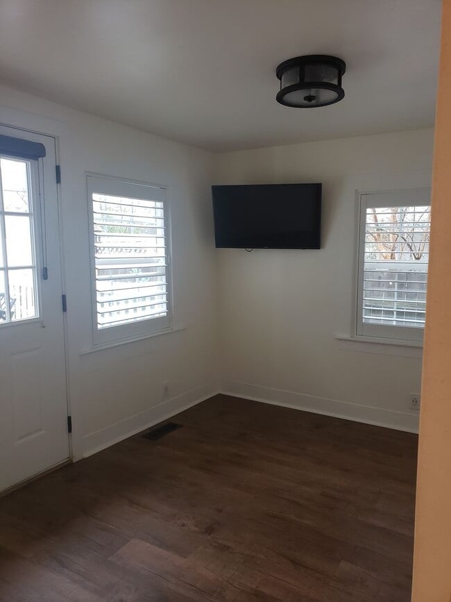 Building Photo - Historic Folsom 3 Bdrm, 2 Bath - Remodeled!