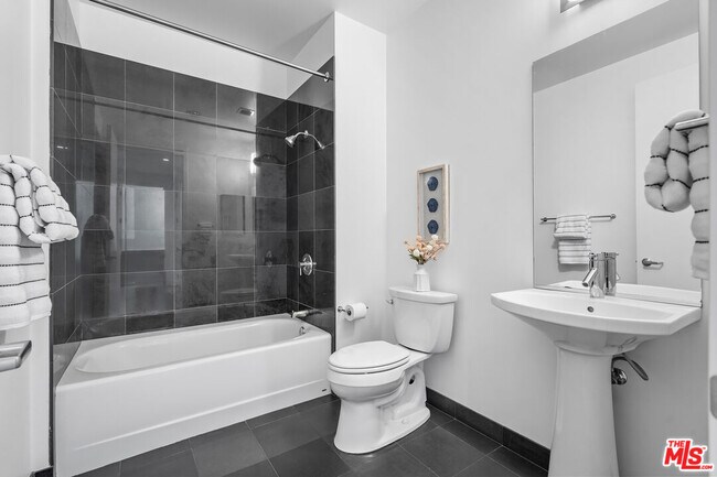 Building Photo - 3223 W 6th St