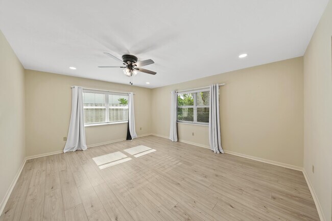 Building Photo - 129 Alhambra Pl