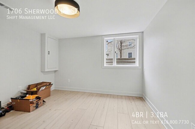 Building Photo - 1706 Sherwood Ave SE