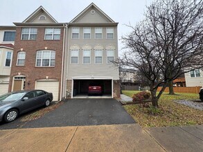 Building Photo - Spacious 3 Bed 3 Bath End-Unit Townhome Wi...