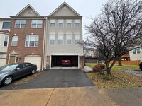 Building Photo - Spacious 3 Bed 3 Bath End-Unit Townhome Wi...