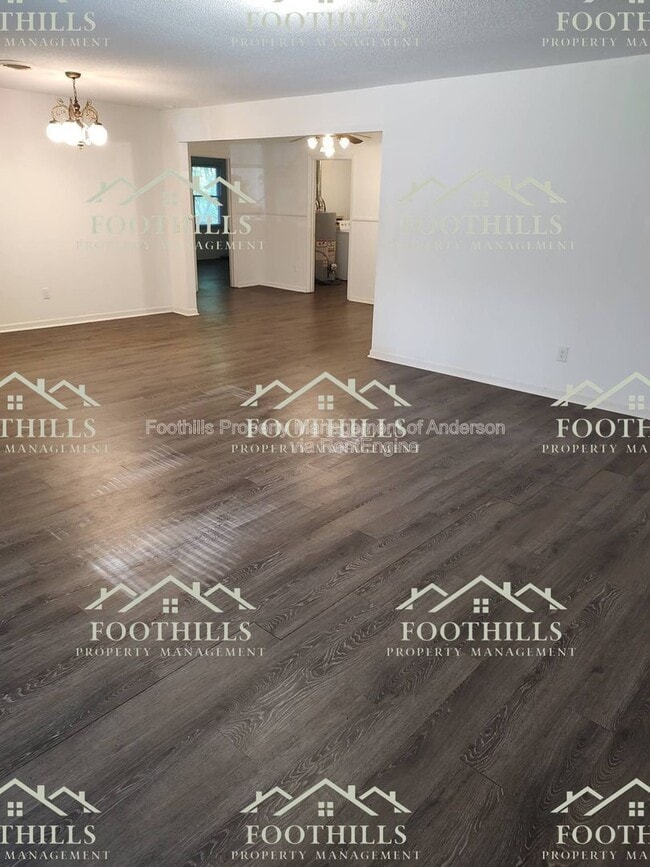 Building Photo - 130 Tanglewood Dr