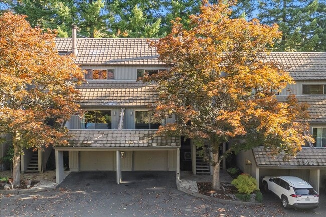 Building Photo - Lovely 3 bedroom, 2.5 bath townhouse with ...