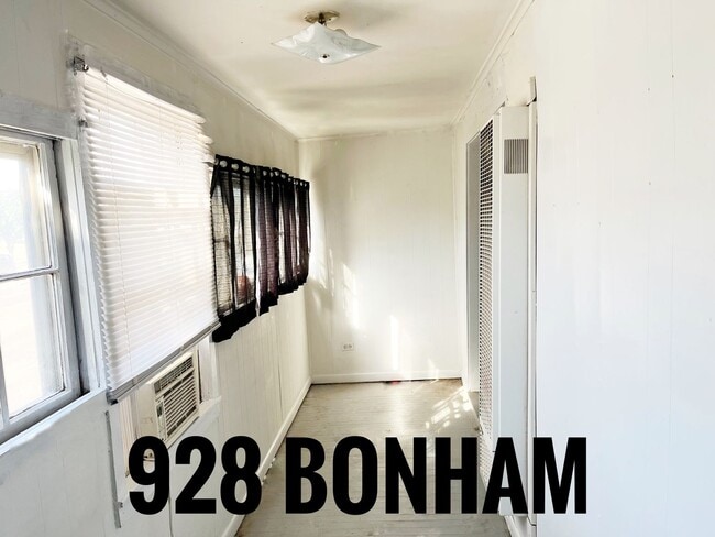 Building Photo - 928 S Bonham above garage apartment 1/2 of...