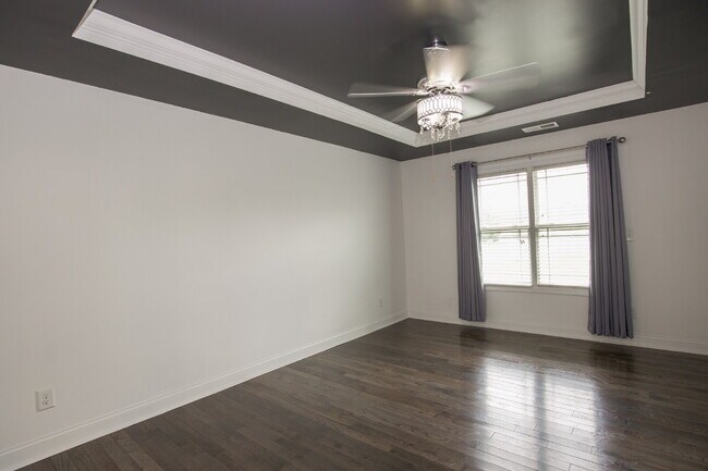 Building Photo - *Lease Special!* Fiber optic internet incl...