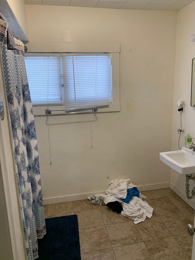 Building Photo - 3 Bed/1 Bath House, super close to BYU cam...