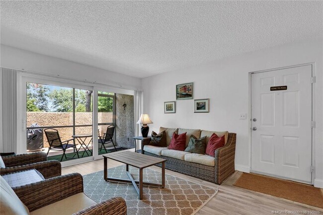 Building Photo - 1504 SE Royal Green Cir