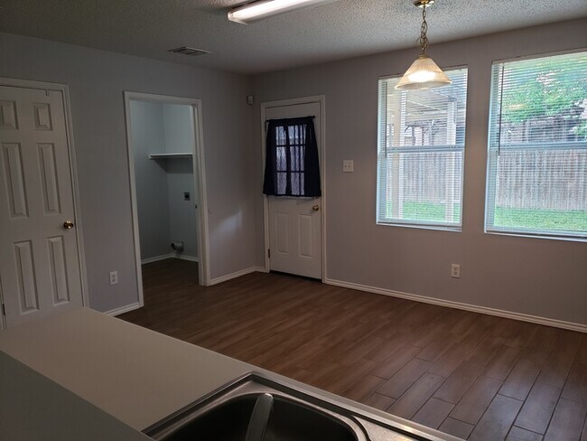 Building Photo - Beautiful Home For Rent
