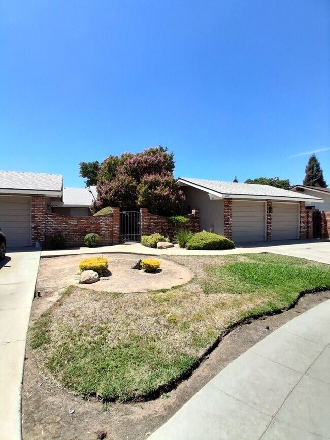Building Photo - 6061 N Bungalow Ln