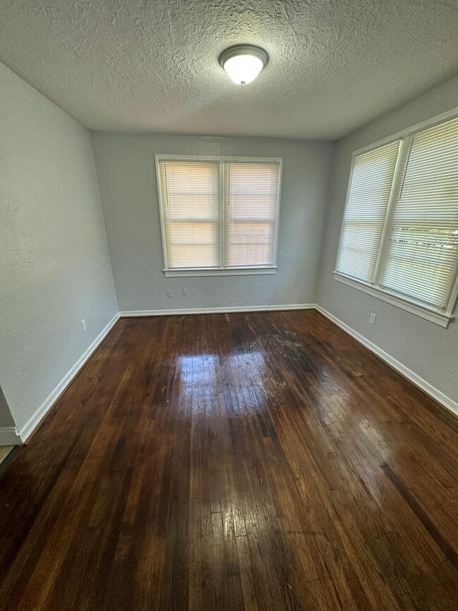 Building Photo - Fully Renovated 3/2 Available for Immediat...
