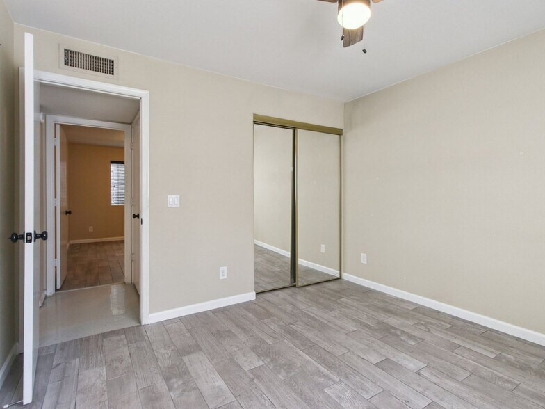 Building Photo - 1610 E Park Ave