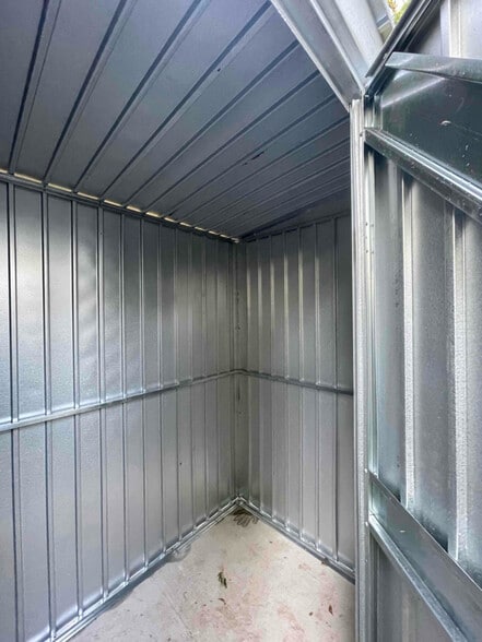 Building Photo - 605 E 7th St