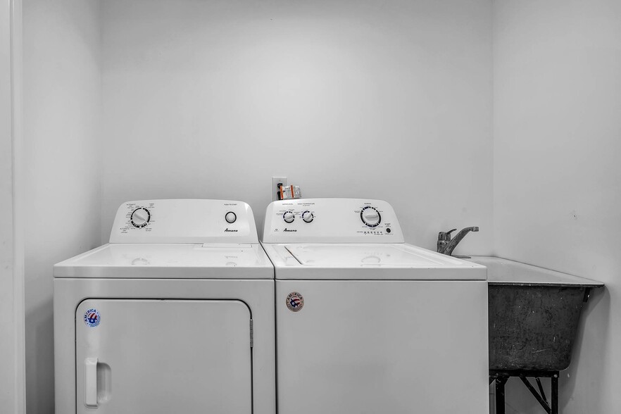 Laundry - 1531 Wellesley Ave