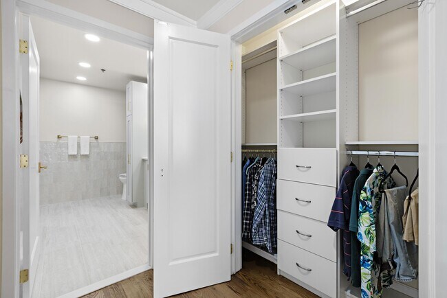 Building Photo - 1125 Maxwell Ln