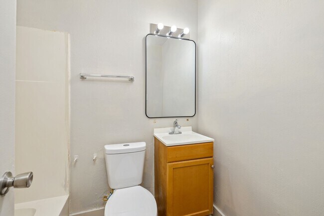 Building Photo - Renovated 3 Bedroom Unit!