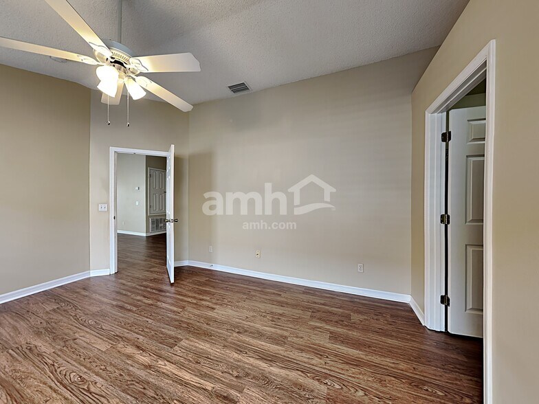 Building Photo - 554 Sedgewood Cir