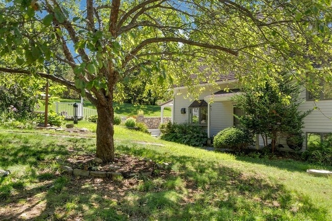 Building Photo - 606 Springs Rd