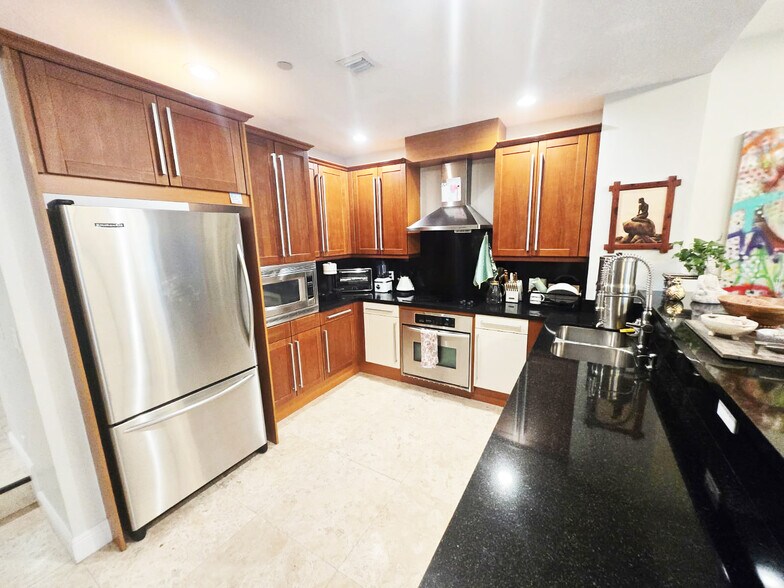 Building Photo - 302 NE 8th Ave