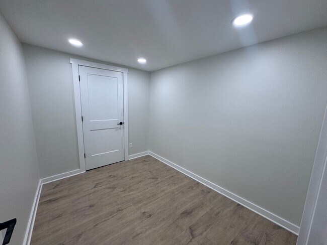 Building Photo - Newly Remodeled 2 bed 1 bath Apartment