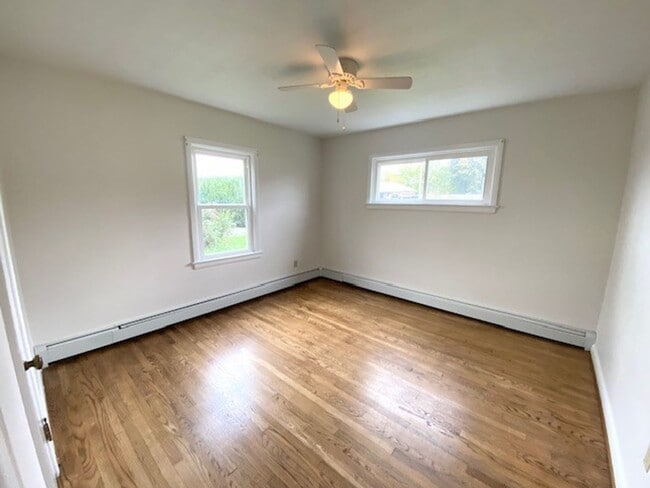 Building Photo - ONE LEVEL Single Family Home Close To Interstates!