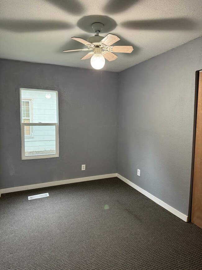 Building Photo - Recently updated 2 bedroom home