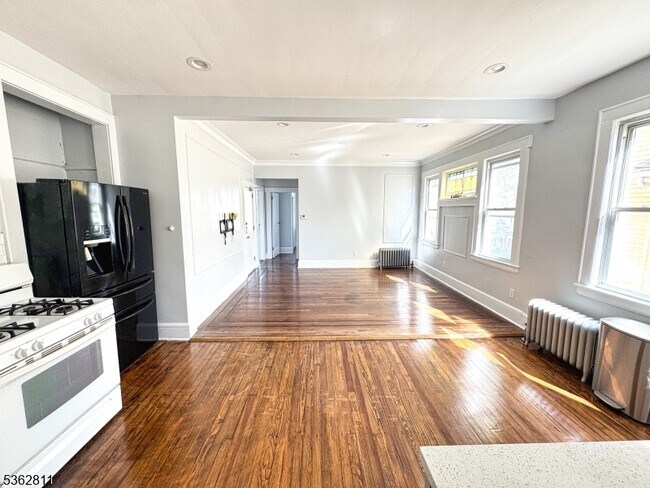 Primary Photo - 215 Alexander St