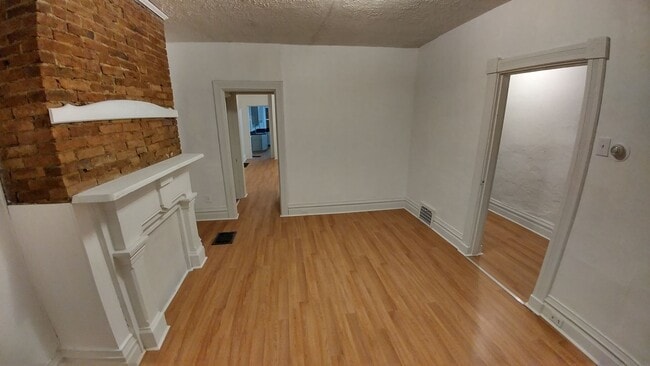 Building Photo - Large 3 bedroom, 2 bathroom freshly renovated house with stainless steel appliances!!