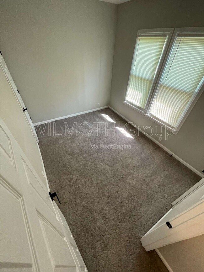 Building Photo - 321 E 31st St