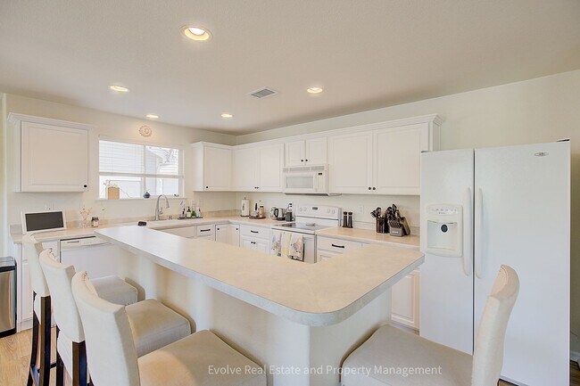 Building Photo - Evolve Real Estate: Beautiful Corner Townhome Available for Move-in on July 21st!