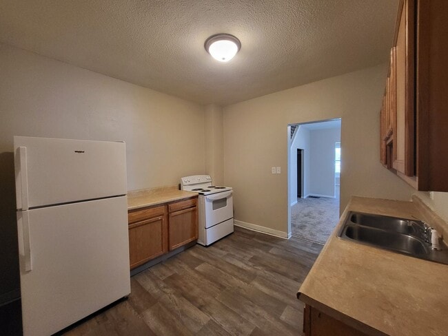 Building Photo - 3 Bedroom, 1 Bathroom Duplex with quick ac...