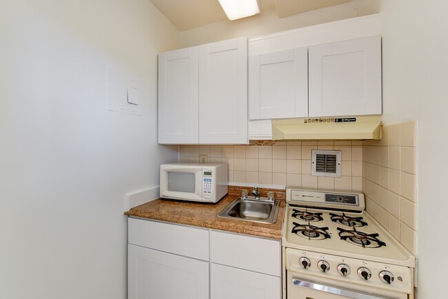 Building Photo - Spacious & Bright Studio at River Place West