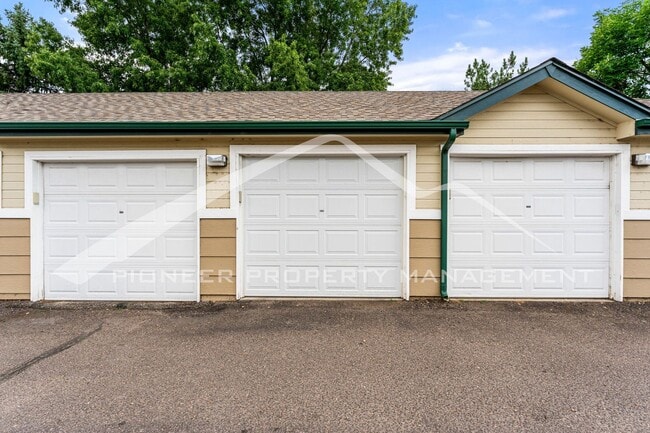 Building Photo - Spacious Townhouse with Washer/Dryer and Central AC