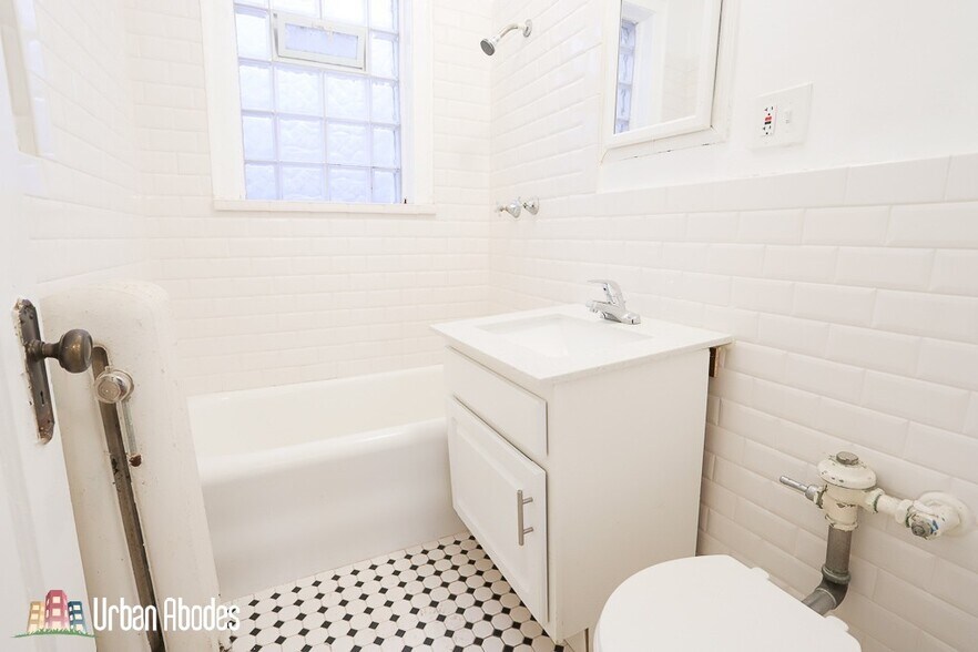 Building Photo - 547 W Surf St