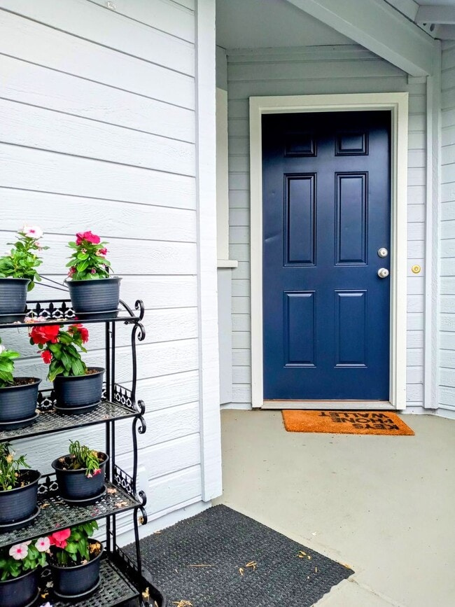 Building Photo - Great Second Floor 2bd Condo With Pool in Gated Complex