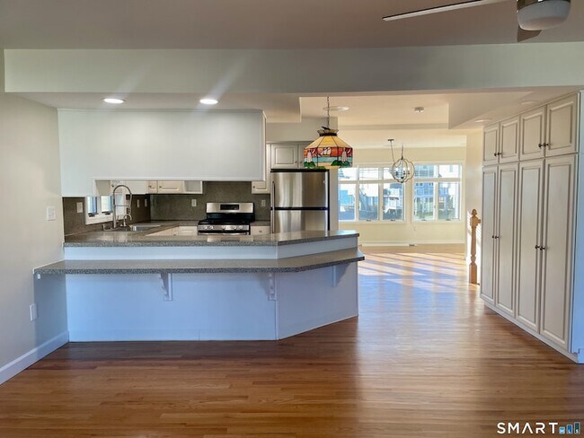 Building Photo - 283 Cosey Beach Ave