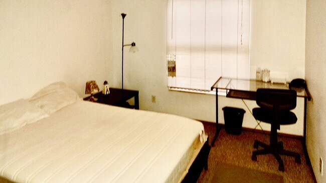 Building Photo - 320 Brown St St