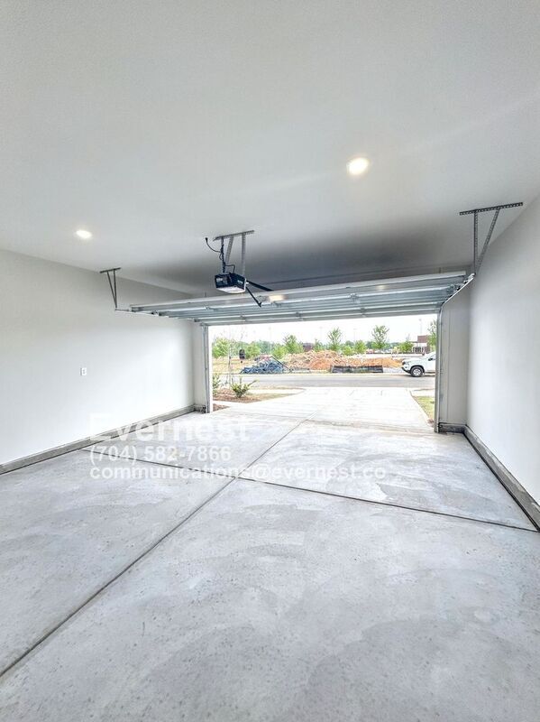 Building Photo - 114 Lightning Dr