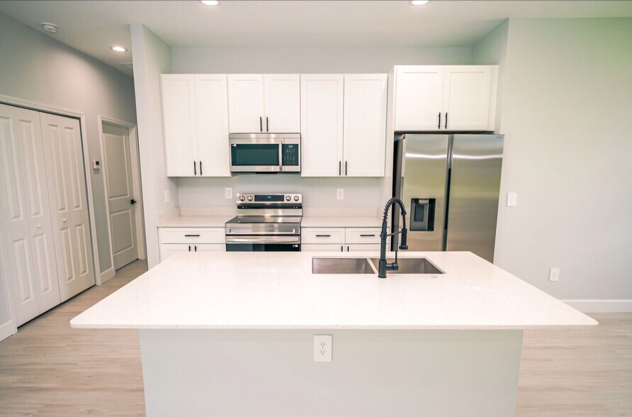 Building Photo - 1103 Saint Tropez Ct