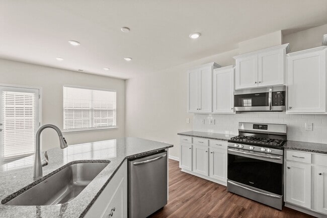 Building Photo - Stunning home in desirable Chateau community